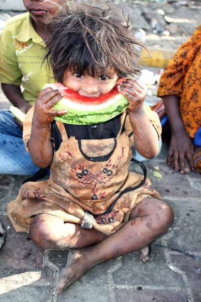 Pobre rapariga faminta — Fotografia de Stock