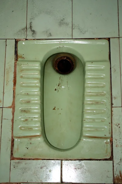 Banheiro Estilo Indiano Sujo Com Azulejos Verdes — Fotografia de Stock