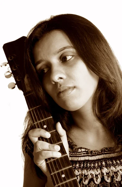 Retrato Una Hermosa Guitarrista India Perdida Sus Sueños — Foto de Stock
