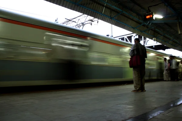 Dojíždějící Čeká Svůj Vlak Dorazí Platformě Indické Železniční Stanice — Stock fotografie