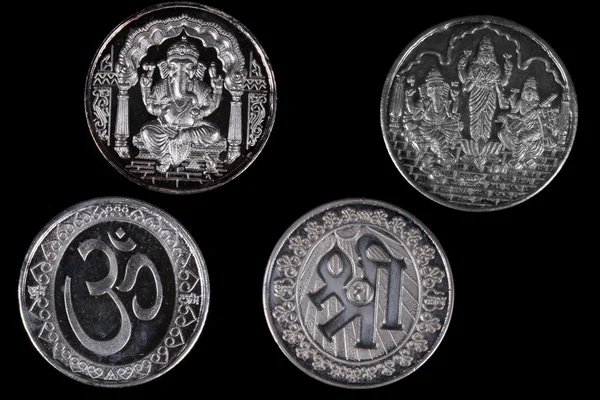 Серебряные индуистские монеты — стоковое фото