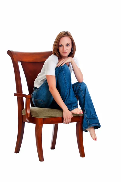 Mulher bonita em uma cadeira de braço . — Fotografia de Stock