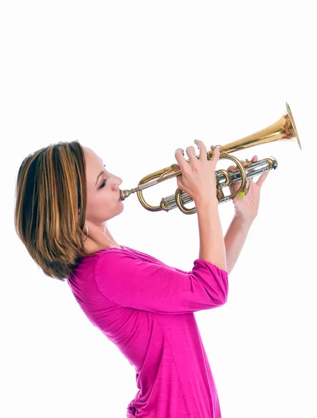 Morena muito magra tocando trompete — Fotografia de Stock