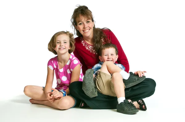 Csinos, fiatal anya és két gyermeke — Stock Fotó