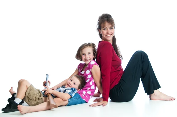 Bonita jovem mãe com seus dois filhos — Fotografia de Stock