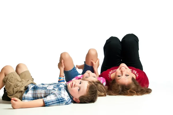 Mladá matka hraje na podlaze se svými dětmi — Stock fotografie