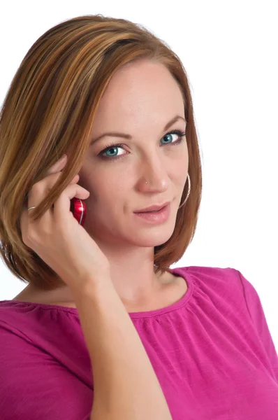 Vacker kvinna talar i en mobiltelefon — Stockfoto