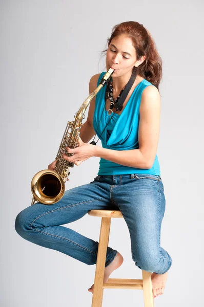Belle jeune femme saxophoniste — Photo
