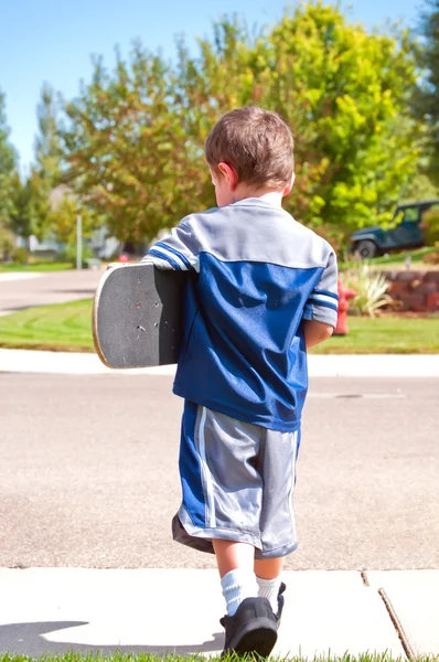 Kleiner Junge bereit zum Skateboard — Stockfoto
