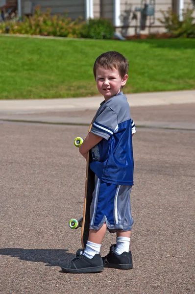 Malý chlapec s skateboard — Stock fotografie