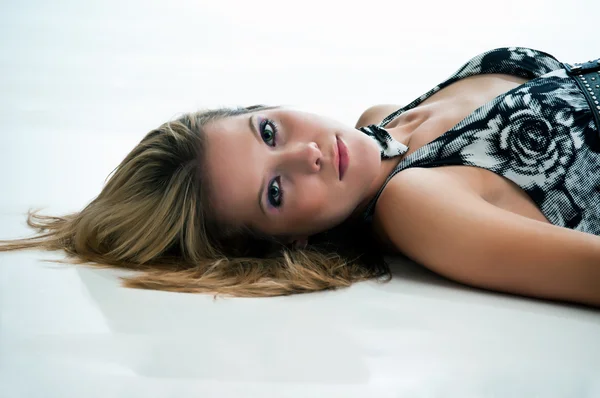 Söt blond kvinna liggande på golvet — Stockfoto