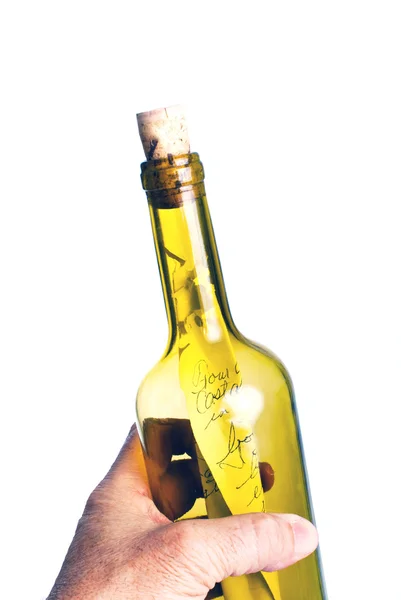 Рука с запиской в бутылке — стоковое фото