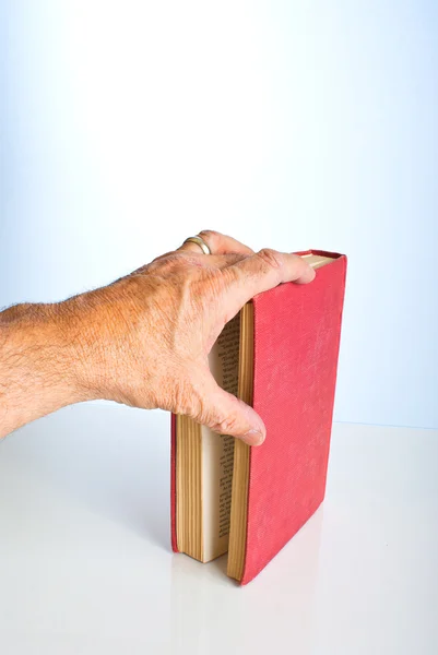 Mão masculina com livro — Fotografia de Stock