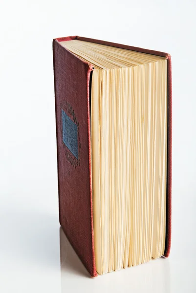 Eski Kitap Okumaya Hazır Kırmızı Kapaklı — Stok fotoğraf