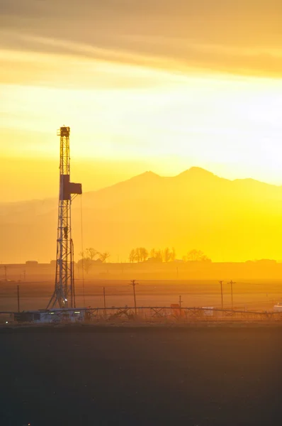 Ölbohrungen Bei Sonnenuntergang Unter Dem Lang Ersehnten Gipfel Den Felsigen — Stockfoto