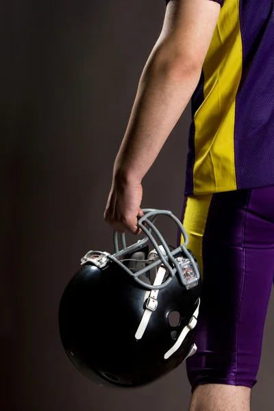 フットボール用ヘルメットを保持している運動選手 — ストック写真
