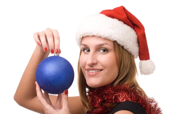 Gülümseyen kadın tutmak Noel oyuncak — Stok fotoğraf