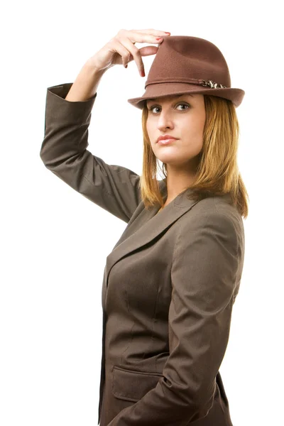 Ung kvinna håller hatt och tittar på dig — Stockfoto