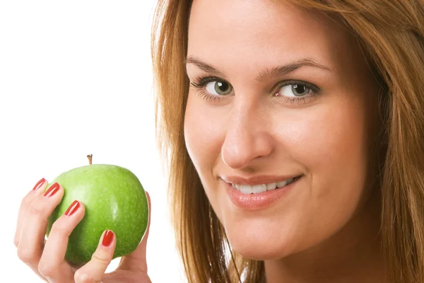 緑のリンゴを保持している女性の笑みを浮かべてください — ストック写真