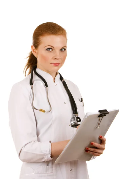 Рыжеволосый врач со стетоскопом держит заметки — стоковое фото