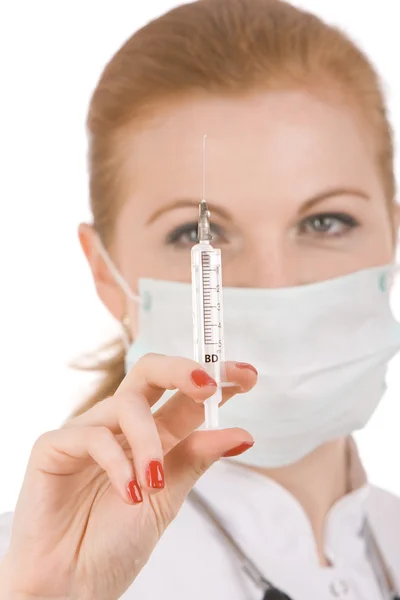 Doktor aşı enjeksiyon izole beyaz hazırlanıyor — Stok fotoğraf