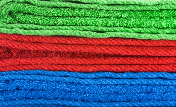 Stapel Farbiger Handtücher Isoliert Über Weißem Hintergrund — Stockfoto