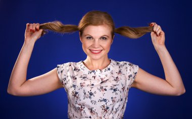 onun ponytails tutan güzel kırmızı baş kadın