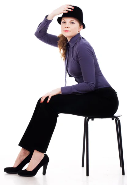 Sandalyede Oturan Güzel Genç Bir Kadın — Stok fotoğraf