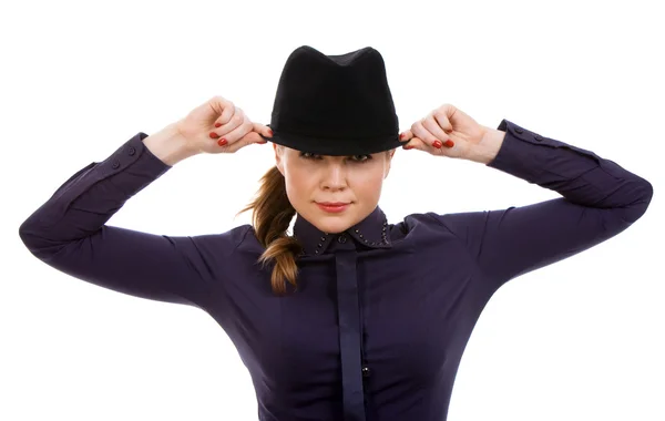 Bonita jovem mulher segurando chapéu — Fotografia de Stock