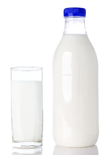 Latte in un bicchiere e una bottiglia — Foto Stock