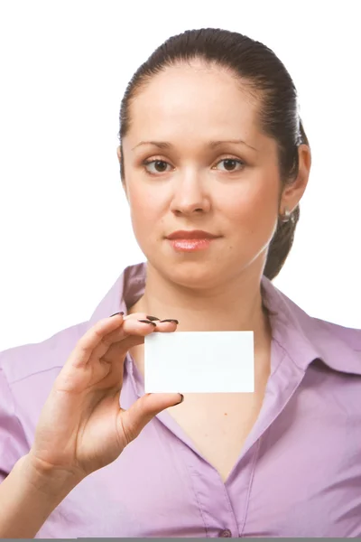 Молодая женщина держит чистую визитку — стоковое фото