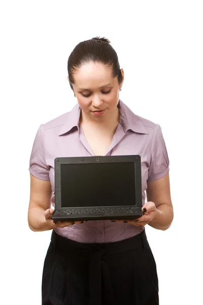 Молода жінка тримає ноутбук — стокове фото