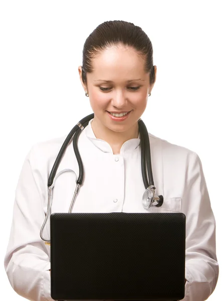 Mooie dokter die op laptop werkt — Stockfoto