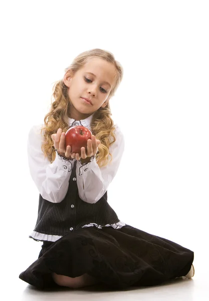 Ung flicka anläggning rött äpple — Stockfoto