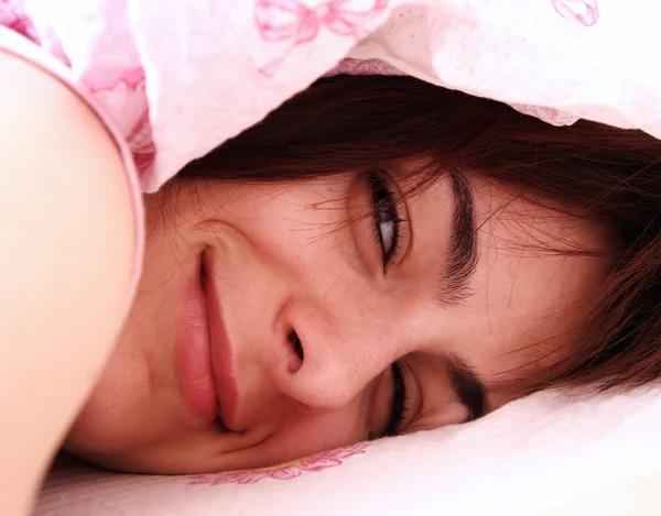 Piękna młoda kobieta śpi. — Zdjęcie stockowe