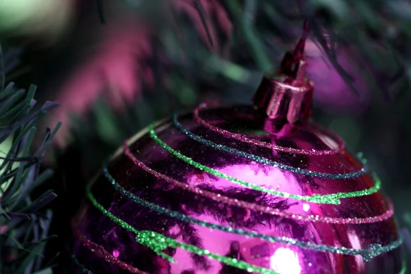 Ozdoby świąteczne na drzewie. — Zdjęcie stockowe