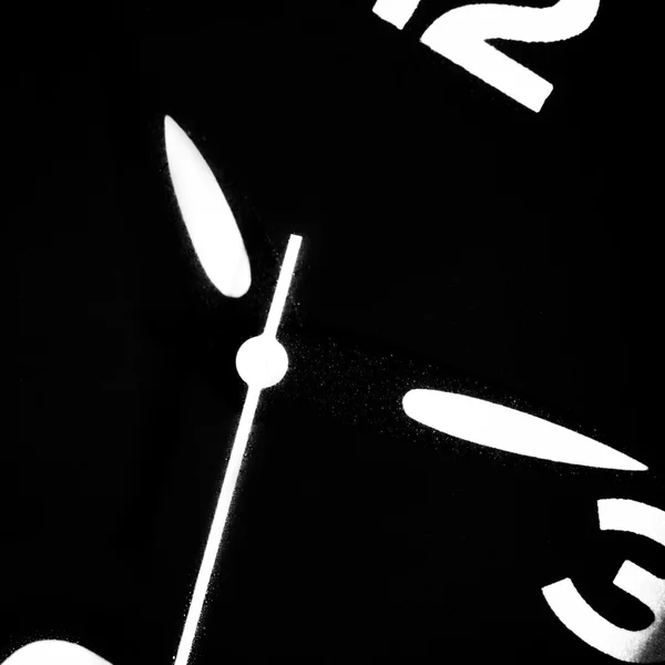 Orologio bianco e nero . — Foto Stock