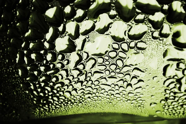 Zielony krople wody - światło z tyłu. makro — Zdjęcie stockowe