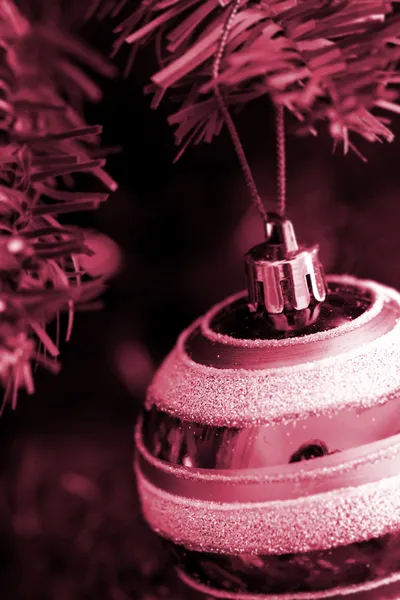 Enfeites de Natal na árvore. — Fotografia de Stock