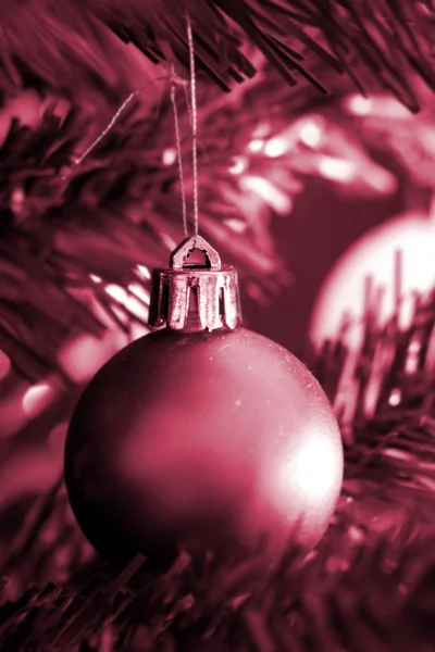 Vánoční ozdoby na stromě. — Stock fotografie