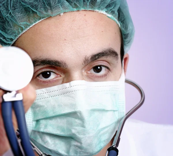 Portret van een jonge arts met stethoscoop. — Stockfoto