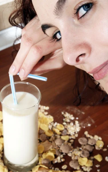 Νέοι τρώει γάλα με δημητριακά — Φωτογραφία Αρχείου