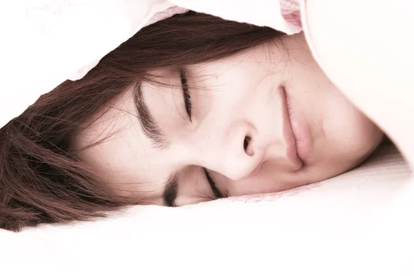 Красивая молодая женщина спит. — стоковое фото