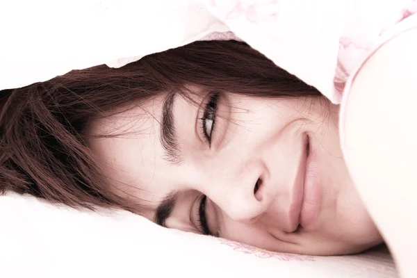 Vacker ung kvinna sover. — Stockfoto