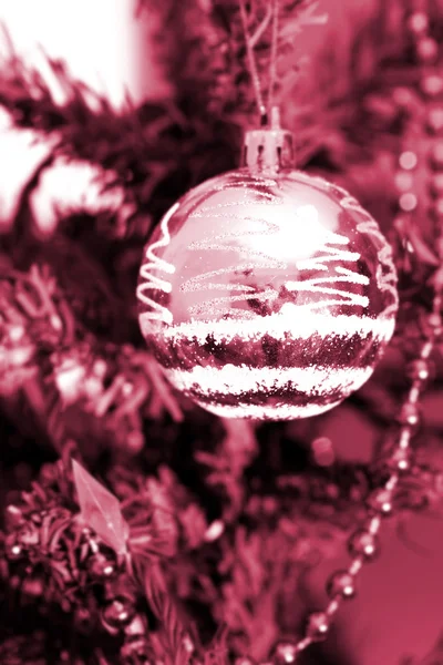 Julprydnader på träd. — Stockfoto