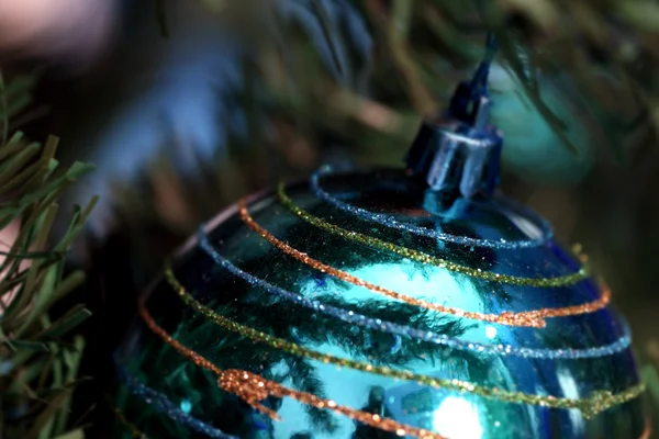 Ornamenti di Natale su albero. — Foto Stock