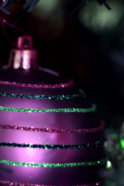 나무에 달린 크리스마스 장식. — 스톡 사진