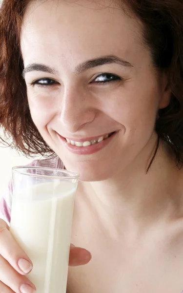 シリアルとミルクを食べる若い — ストック写真