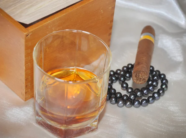 Cigarer, cognac og perler - Stock-foto