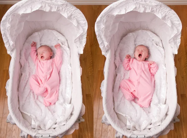 Neugeborenes Mädchen gähnt in Bassinett — Stockfoto